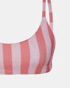 Nahaufnahme des Sassy Bikini-Tops von Main Design mit vertikalen Streifen in Rosa und Hellrosa und dünnen Schulterträgern vor weißem Hintergrund.