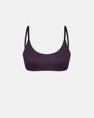 Das Sassy Bikini-Top von Main Design ist ein dunkelvioletter Bralette aus recycelten Materialien mit dünnen, verstellbaren Trägern auf weißem Hintergrund.