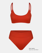 Ein leuchtend rotes Sassy Bikini-Top von Main Design mit dünnen Trägern, hergestellt aus recycelten Materialien, ist auf einem schlichten weißen Hintergrund abgebildet. Unten rechts Text: "Besser zusammen Sassy Top | Alice Bottom.