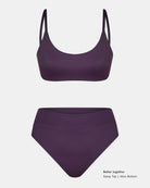 Das lilafarbene Sassy Bikini-Top von Main Design hat einen Rundhalsausschnitt, dünne Träger und eine hochgezogene Hose. Das sportlich-feminine Design sticht hervor. In der Ecke steht "Better together Sassy Top | Alice Bottom".
