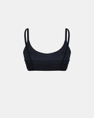 Das Sassy Glitter Bikini Oberteil von Main Design ist ein schwarzes Bralette mit dünnen Doppelträgern und horizontalen Nähten auf der Vorderseite, hergestellt aus recyceltem Materialien Bikini-Stoff, abgebildet auf einem schlichten weißen Hintergrund.