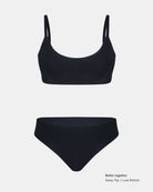 Ein passendes schwarzes Sassy Glitter Bikini Oberteil von Main Design mit Rundhalsausschnitt und verstellbaren Trägern, gepaart mit einem hoch taillierten Unterteil. Der Text unten rechts lautet: "Besser zusammen Sassy Top | Luxe Bottom.
