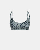 Das Sassy Bikini-Top von Main Design mit Rundhalsausschnitt, dünnen Trägern, hellgrauem Grund und schwarzem, unregelmäßigem Punktmuster sorgt für einen sportlich-femininen Look.