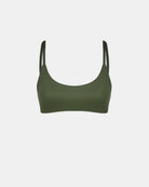 Das Main Design Sassy Bikini-Top ist ein schlichtes olivgrünes Oberteil mit dünnen Trägern und Rundhalsausschnitt, das seinen sportlich-femininen Stil vor einem schlichten weißen Hintergrund zur Schau stellt.