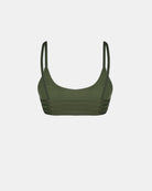 Das Sassy Bikini-Top von Main Design hat doppelte dünne Träger auf jeder Seite, einen U-Ausschnitt und dezente horizontale Nähte unter der Brust. Hergestellt aus recycelten Materialien für einen sportlich-femininen Look, abgebildet auf einem schlichten weißen Hintergrund.