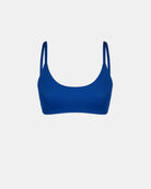 Das Sassy Bikini-Top von Main Design ist ein blaues Bikini-Oberteil mit dünnen Trägern und einem sportlich-femininen Look, das auf einem schlichten weißen Hintergrund gezeigt wird.
