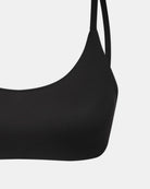 Nahaufnahme des Main Design Sassy Bikini-Tops mit dünnen Schulterträgern, das aus recycelten Materialien hergestellt ist. Es ist vor einem weißen Hintergrund abgebildet, wobei der Fokus auf dem linken Körbchen liegt, um einen schicken, umweltfreundlichen Eindruck zu vermitteln.