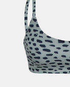 Nahaufnahme des Main Design Sassy Bikini-Tops mit breiten Trägern, hellgrauer Basis und dunklem, marineblauem, abstraktem Tierprint - hergestellt aus recycelten Materialien. Abgebildet vor einem schlichten weißen Hintergrund.