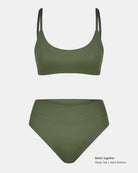 Olivgrünes Bikini-Set von Main Design, bestehend aus dem Sassy Bikini-Top mit Rundhalsausschnitt und breiten Trägern sowie einer hoch taillierten Hose. Text unten rechts: "Besser zusammen Sassy Top | Alice Bottom".
