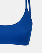 Eine Nahaufnahme des Sassy Bikini-Tops von Main Design in Königsblau, mit dünnen Trägern und aus recycelten Materialien, fotografiert vor einem weißen Hintergrund.