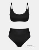 Ein schwarzes zweiteiliges Set von Main Design mit dem Sassy Bikini-Top mit Rundhalsausschnitt und einem hochtaillierten Slip aus recycelten Materialien auf weißem Hintergrund. Text: "Besser zusammen Sassy Top | Alice Bottom.