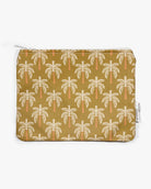 Die Bikini Tasche von Several Needs by Main Design ist eine rechteckige Tasche mit goldenem Hintergrund und weißem Palmenmuster. Sie verfügt über eine wasserabweisende Oberfläche, einen weißen Reißverschluss oben und ein seitliches Etikett.