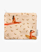 Die handgefertigte Bikinitasche von Several Needs von Main Design ist beige und zeigt minimalistische Surfer-Illustrationen auf orangefarbenen Surfbrettern. Sie hat einen Hintergrund aus bananenartigen Kurven, einen weißen Reißverschluss, ein kleines Seitenetikett und eine wasserabweisende Oberfläche.