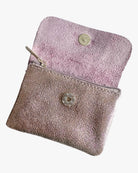 Das Babylone Leder Portemonnaie von Main Design ist eine kleine, strukturierte rosa Metallic-Damenbörse mit Druckknopf und Reißverschlussfach, die offen auf weißem Grund präsentiert wird.