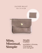 Das Main Design Babylone Leder Portemonnaie ist ein schlankes, metallisches Portemonnaie mit Knopfverschluss, das auf einem hellrosa Hintergrund abgebildet ist. Minimalistisch und stilvoll, ist es in Bronze, Champagner und Roségold erhältlich und misst 10,5 x 8 cm.