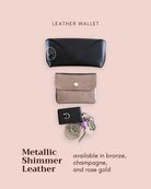 Drei Babylone Leder Portemonnaies von Main Design in Bronze, Champagner und Roségold sind auf einem blassrosa Hintergrund mit Schlüsseln und einem Katzen-Schlüsselanhänger gestapelt. Text: "Metallisch schimmernde Leder Portemonnaies von Main Design.