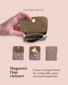 Eine Hand öffnet das Babylone Leder Portemonnaie von Main Design und zeigt Karten- und Bargeldfächer. Drei Bilder zeigen das Portemonnaie: geschlossen, teilweise geöffnet mit Bargeld und vollständig geöffnet. Die Merkmale von Ohm Paris sind hervorgehoben.