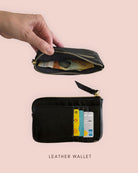 Eine Hand öffnet eine schwarze Main Design Leder Geldbörse Bern mit Bargeld im Innern; darunter befindet sich eine Brieftasche mit mehreren Karten und einem Reißverschlussfach auf einem hellrosa Hintergrund. Der Text lautet "LEDER GELDBÖRSE.