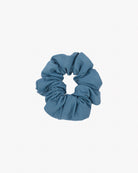 Auf einem schlichten weißen Hintergrund ist ein blaues Haargummi mini von Main Design aus recyceltem Stoff abgebildet. Die weiche, geraffte Optik dieses umweltfreundlichen Accessoires eignet sich gut zum Binden der Haare.