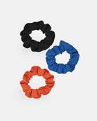 Drei Haargummis "Haargummi einfarbig" von Main Design aus Stoffresten in Schwarz, Blau und Orange sind auf weißem Hintergrund arrangiert.