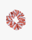 Das von Main Design gemusterte Haargummi ist nachhaltig aus Stoffresten gefertigt und zeigt korallenweiße Diagonalstreifen. Es ist dekorativ im Kreis auf weißem Hintergrund arrangiert.