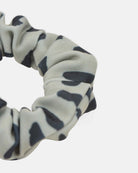 Nahaufnahme eines Haargummi einfarbig von Main Design mit schwarz-weißem Camouflage-Muster auf weißem Hintergrund.