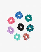 Acht bunte Haargummi mini von Main Design aus recyceltem Stoff sind kreisförmig auf weißem Hintergrund angeordnet. Die nachhaltigen Scrunchies gibt es in Pink, Blau, Dunkelgrün, Lavendel, Schwarz, Türkis, Mintgrün und braun-weiß gemustert.