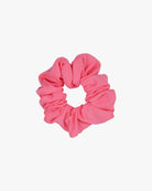 Das Haargummi Mini von Main Design ist ein leuchtend rosa Stoff-Haargummi aus recyceltem Material mit geraffter, gekräuselter Optik und schlichtem weißen Hintergrund.