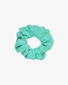 Das Haargummi mini von Main Design ist ein mintgrünes Scrunchie aus recyceltem Stoff mit gerafftem Rüschendesign. Umweltfreundlich und stylisch, perfekt für den Alltag und auf schlichtem weißem Hintergrund.