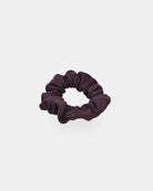 Der Main Design Haargummi mini, ein dunkelvioletter Rüschenhaargummi aus recyceltem Stoff, ist auf weißem Hintergrund abgebildet - ideal für Fans umweltfreundlicher Haargummis.