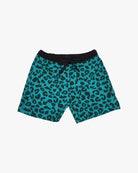Entdecken Sie die Lean Boardshorts für Jungen von Main Design in Blaugrün mit schwarzem Leopardenmuster. Diese Shorts mit 4-Wege-Stretch haben einen schwarzen Bund, LSF 50+ Schutz und ein kleines Logo vorne links am Bein – perfekt für aktive Abenteuer.