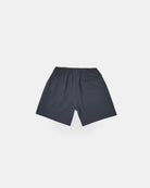 Lean Boardshorts für Jungen von Main Design in Dunkelgrau mit elastischem Bund und einzelner Gesäßtasche, flach auf weißem Grund abgebildet. Schnell trocknend und UPF 50+ für aktive Tage im Freien.