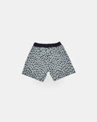 Lean Boardshorts für Jungen von Main Design in Grau mit schwarzem elastischem Bund und unregelmäßigen schwarzen Punkten. Schnell trocknend und mit UPF 50+ Schutz. Präsentiert vor weißem Hintergrund.