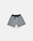 Lean Boardshorts für Jungen von Main Design in Grau, mit schwarzem Gummibund, Kordelzug und unregelmäßigem Geparden-Print. Schnell trocknend und mit UPF 50+ Schutz. Präsentiert vor weißem Hintergrund.