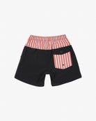 Die Main Design Nolan Boardshorts für Jungen in Schwarz haben auf der Rückseite einen breiten Bund mit rot-weißen Längsstreifen. Hergestellt aus 4-Wege-Stretch-Material bieten diese Shorts Komfort und Stil mit einer gestreiften Tasche mit Knopf auf der rechten Seite.