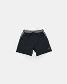 Die Main Design Nolan Boardshorts für Jungen hat einen grauen Bund, graue Seitenteile mit schwarzen Punkten, 4-Wege-Stretch-Stoff, einen Kordelzugverschluss und ein kleines Logo auf dem linken Bein, das auf einem schlichten weißen Hintergrund abgebildet ist.