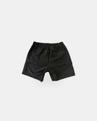 Main Design Nolan Boardshorts für Jungen in Schwarz, auf weißem Hintergrund von hinten gezeigt. Mit elastischem Bund, rechter Knopftasche, komfortablem 4-Wege-Stretch-Material und UPF 50+ Sonnenschutz.