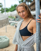 Frau steht am Strand und trägt Kimono Sakura und Bikini von MAIN Design