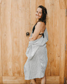 Frau trägt Kimono Sakura von MAIN Design