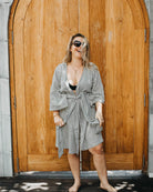 Frau trägt Kimono Sakura von MAIN Design