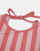 Nahaufnahme des Halsausschnitts und der Schulterpartie des Kaia Mädchen Badeanzugs von Main Design mit auffälligen vertikalen Streifen in Rosa und Hellrosa, einem Bindeverschluss am Rücken und UPF 50+ Sonnenschutz für zusätzlichen Schutz.