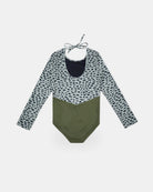 Der Kaia Mädchen Badeanzug von Main Design hat lange Ärmel, UPF 50+ Sonnenschutz, ein hellgrau-schwarz gepunktetes Oberteil, ein unifarbenes olivgrünes Unterteil, einen Rundhalsausschnitt und einen Bindeverschluss am Rücken.
