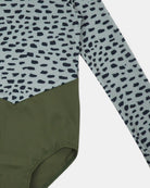 Der Kaia Mädchen Badeanzug von Main Design bietet UPF 50+ Schutz und kombiniert ein lichtgrau-schwarzes Animalprint-Oberteil mit diagonalem Saum und olivgrünem Unterteil als langärmligen Bodysuit.