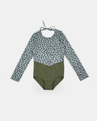 Der Kaia Mädchen Badeanzug von Main Design hat lange Ärmel, ein schwarz-weiß gepunktetes Oberteil, ein unifarbenes olivgrünes Unterteil, einen Nacken zum Binden und UPF 50+ Sonnenschutz für ganztägigen Schutz.