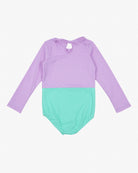 Der Laila Mädchen Badeanzug von Main Design ist ein nachhaltiger Langarm-Einteiler für Kinder mit lavendelfarbenem Oberteil, mintgrünem Unterteil, Schlüssellochausschnitt, Schleifendetail auf der Rückseite und Sonnenschutzfaktor 50+.