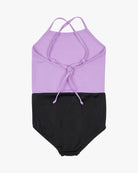 Der Lena Mädchen Badeanzug von Main Design besteht aus einem lavendelfarbenen Oberteil mit gekreuzten Trägern und einer Schleife am Rücken, gepaart mit einem eleganten schwarzen Unterteil. Dieses nachhaltige Modestück aus recycelten Materialien präsentiert sich kunstvoll flach auf weißem Hintergrund.