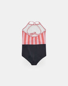 Der Lena Mädchen Badeanzug von Main Design punktet mit pinken und hellpinken Streifen, schwarzem Unterteil, recycelten Materialien und süßen Crisscross-Trägern mit Schleife am Rücken - nachhaltig und stylisch zugleich.