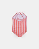 Der Lena Mädchen Badeanzug von Main Design hat vertikale Streifen in Rosa und Hellrosa, überkreuzte Träger und eine Schleife auf dem Rücken. Er ist aus recycelten Materialien hergestellt und wird flach auf weißem Hintergrund gezeigt.