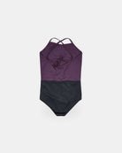 Der Lena Mädchen Badeanzug von Main Design ist nachhaltig, hat ein lila Oberteil, ein schwarzes Unterteil, besteht aus recycelten Materialien und besitzt dünne, gekreuzte Rücken-Träger. Präsentiert auf weißem Hintergrund.