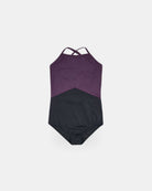 Der Lena Mädchen Badeanzug von Main Design überzeugt mit gekreuzten Rückenträgern, dunkelviolettem Oberteil, schwarzem Unterteil und nachhaltigen, recycelten Materialien - inszeniert vor weißem Hintergrund.